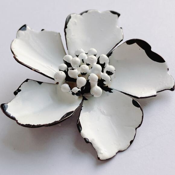 Vintage 1960s Brooch White Enamel Metal Mod Flower Black Edge Mid Century Pin - Picture 6 of 11